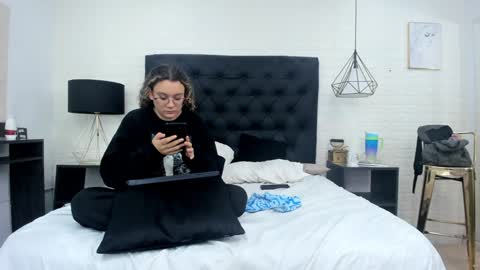 Charles y Elara online show from December 3, 2024, 6:48 am