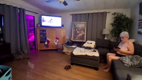 Snapshot of charliebroun chatting on December 3, 2025, 4:20 am charliebroun online show from December 3, 2025, 4:20 am