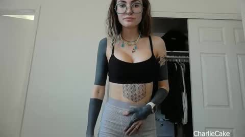 Charlie Cake online show from December 17, 2025, 8:15 pm