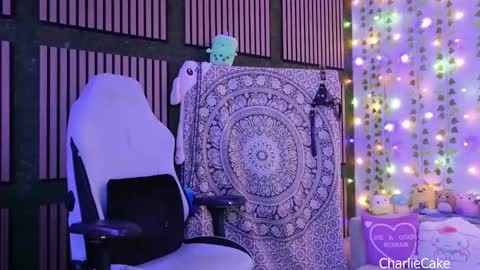 Charlie Cake online show from December 22, 2025, 6:21 am