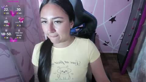 Snapshot of charlott_daphne chatting on December 10, 2024, 12:06 am charlott_daphne online show from December 10, 2024, 12:06 am