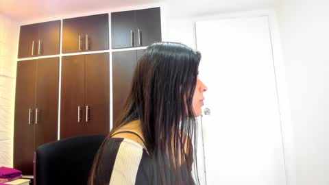 Snapshot of charlotte_icee chatting on January 2, 2025, 4:02 pm Charlotte Icee online show from January 2, 2025, 4:02 pm