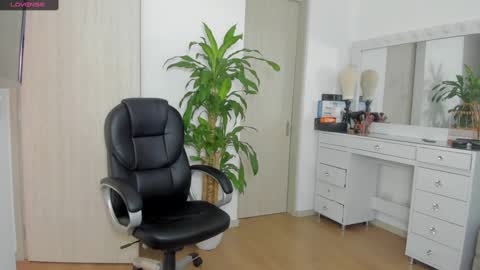 Snapshot of charlotte_tiller chatting on December 13, 2024, 6:38 pm Yuli online show from December 13, 2024, 6:38 pm