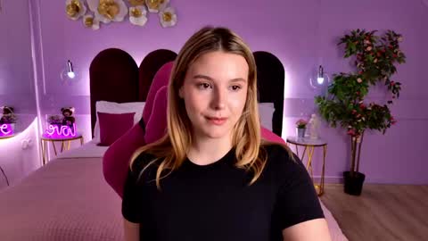 Snapshot of charlotteatwood chatting on May 5, 2026, 4:15 pm charlotteatwood online show from May 5, 2026, 4:15 pm