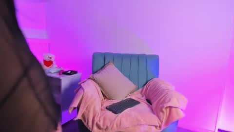 Snapshot of charlottee01_ chatting on February 18, 2026, 11:17 am Charlottee01 online show from February 18, 2026, 11:17 am