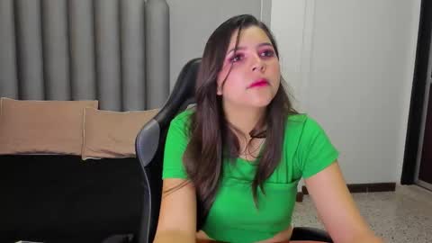 charlottee_starr online show from December 2, 2025, 8:04 pm