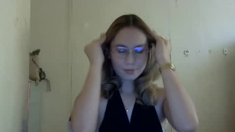 Snapshot of chelly4u69 chatting on November 2, 2025, 4:04 am chelly4u69 online show from November 2, 2025, 4:04 am