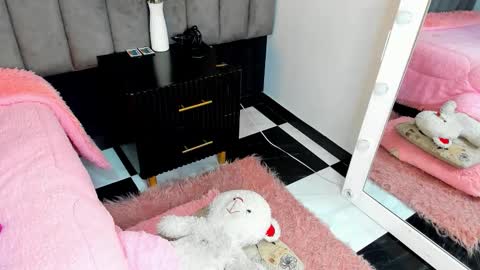 chelsea_bolton_ online show from November 24, 2025, 1:00 pm