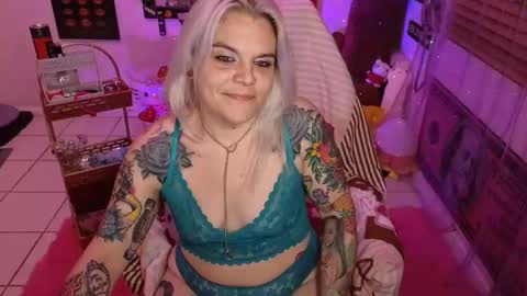 Snapshot of cherryb0mbb0mb chatting on February 8, 2025, 7:48 am CherryBombBomb online show from February 8, 2025, 7:48 am