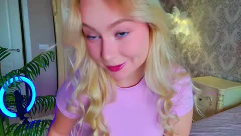 Mila online show from September 20, 2025, 5:52 am