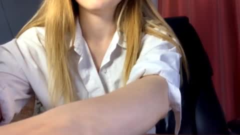 Snapshot of chill_velvet chatting on September 24, 2025, 6:22 pm Sasha online show from September 24, 2025, 6:22 pm