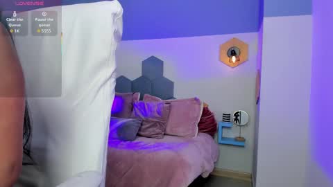 Chloe online show from September 18, 2025, 2:52 pm