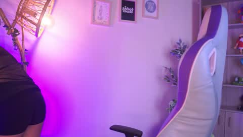 Snapshot of chloe_moons_ chatting on February 2, 2026, 5:33 pm CLOE online show from February 2, 2026, 5:33 pm