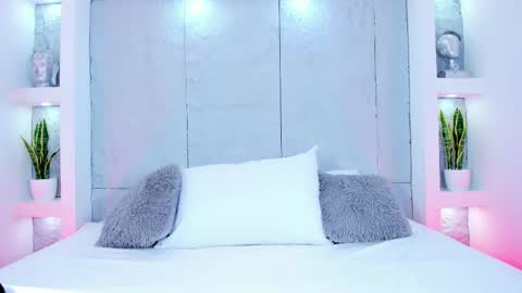 Chloe online show from September 12, 2025, 5:07 am