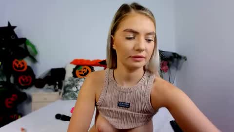 Snapshot of chloecheryy chatting on October 26, 2025, 5:02 am Chloe online show from October 26, 2025, 5:02 am