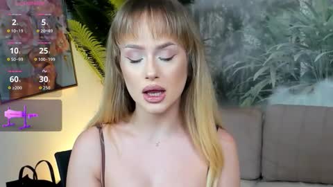 Snapshot of chloeebee chatting on November 17, 2025, 8:58 pm Chloee online show from November 17, 2025, 8:58 pm