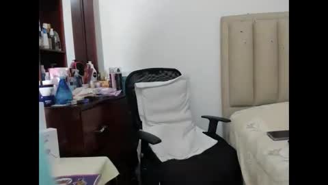 chloemiller   online show from January 2, 2025, 8:17 am