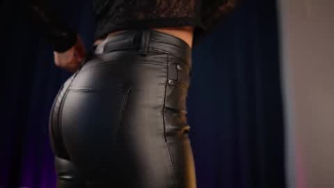 chloemin_ online show from November 12, 2025, 7:09 am