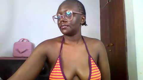 Snapshot of chocolate_enne chatting on October 26, 2025, 12:55 pm chocolate babes online show from October 26, 2025, 12:55 pm