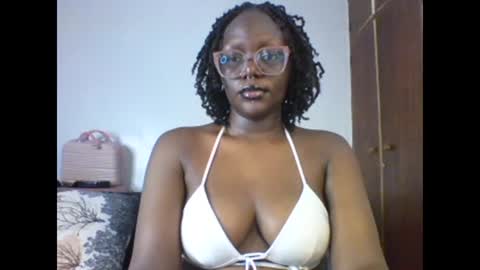 Snapshot of chocolate_enne chatting on November 7, 2025, 10:32 pm chocolate babes online show from November 7, 2025, 10:32 pm