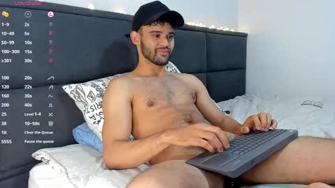 Im Chirs IM MODEL INDEPENDT online show from January 8, 2025, 10:48 pm