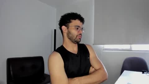 Im Chirs IM MODEL INDEPENDT online show from October 15, 2025, 12:49 pm