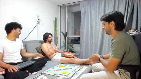 Im Chirs IM MODEL INDEPENDT online show from November 22, 2025, 11:26 pm