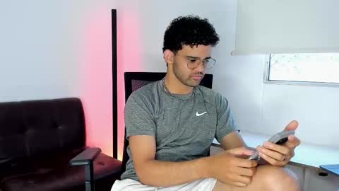 Im Chirs IM MODEL INDEPENDT online show from January 7, 2026, 10:34 pm