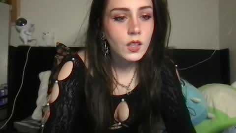 Snapshot of cinnamonpeaches chatting on April 25, 2026, 5:32 am Carmen online show from April 25, 2026, 5:32 am