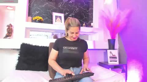 Cinthya  online show from February 19, 2026, 12:12 pm