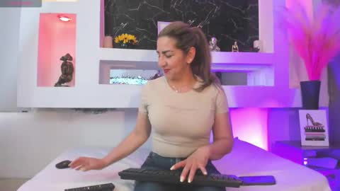 Cinthya  online show from February 20, 2026, 12:05 pm