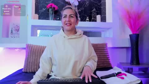 Cinthya  online show from April 9, 2026, 12:21 pm