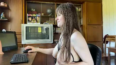 Claire Moulin online show from July 8, 2026, 8:52 am