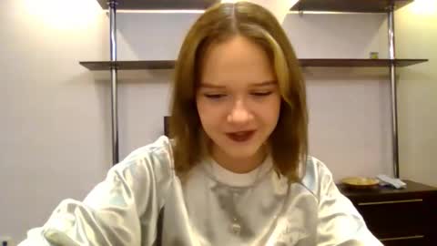 clementinaaures online show from November 5, 2025, 1:33 pm