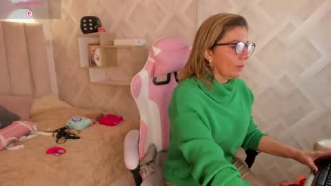Snapshot of clhoe_johnson_ chatting on April 21, 2026, 12:11 pm clhoe_johnson_ online show from April 21, 2026, 12:11 pm