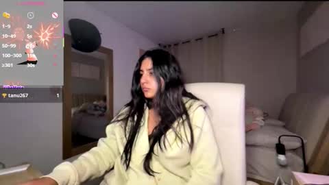 cloe small online show from October 22, 2025, 1:28 am