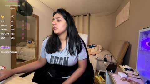 cloe small online show from November 26, 2025, 12:44 am