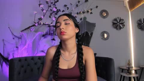 CLOE  online show from October 30, 2025, 3:30 am