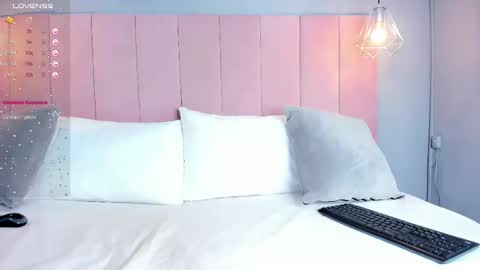 C L O E  online show from October 1, 2025, 4:40 am