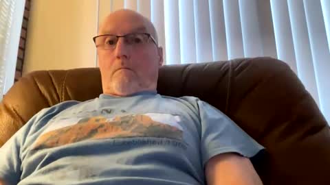 Snapshot of closetbicd chatting on January 19, 2025, 1:12 pm Closetbicd online show from January 19, 2025, 1:12 pm