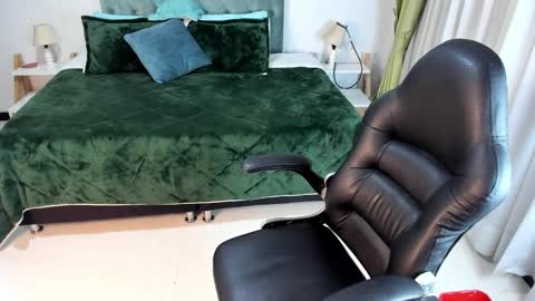 emely dolce online show from February 18, 2025, 9:54 am