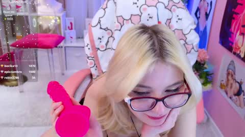 Snapshot of coconut_mia chatting on December 13, 2024, 2:21 am Mia online show from December 13, 2024, 2:21 am