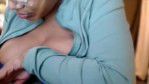 Snapshot of codenameleara chatting on November 7, 2025, 1:27 am Big Titty Leara online show from November 7, 2025, 1:27 am
