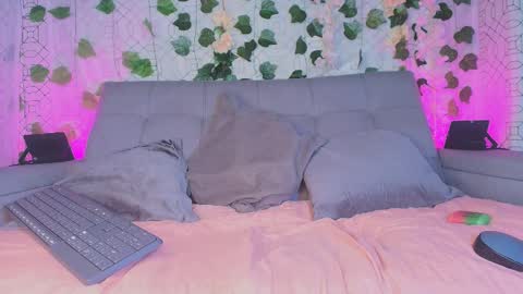 colett online show from October 4, 2025, 12:03 pm