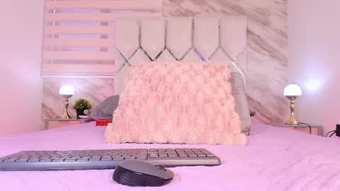 colett online show from November 25, 2025, 11:54 am