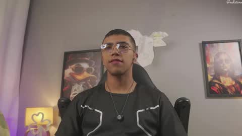 Snapshot of colstorw_ chatting on March 13, 2026, 10:33 am colstorw_ online show from March 13, 2026, 10:33 am