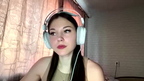 Bella  online show from October 6, 2025, 1:08 pm