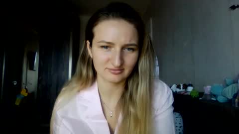 cora_fora online show from December 3, 2025, 10:13 am