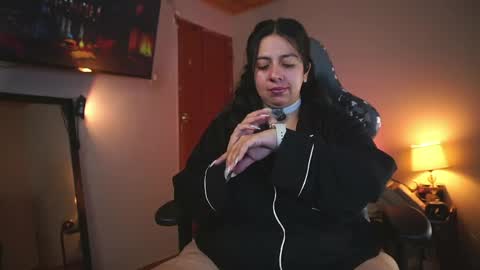 Snapshot of coraline_latin chatting on May 10, 2026, 12:49 am Coraline online show from May 10, 2026, 12:49 am