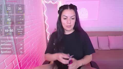 Carolina  online show from September 12, 2025, 7:36 pm